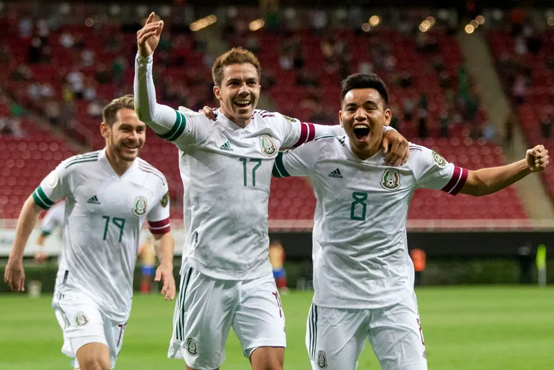 Córdova celebra un gol con el Tri