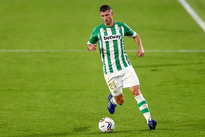 Guido Rodríguez durante un duelo con el Betis