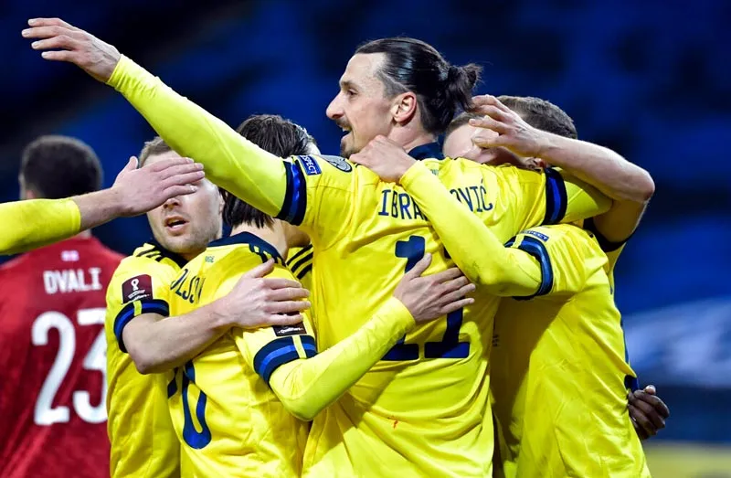El delantero celebrando un gol con sus compañeros