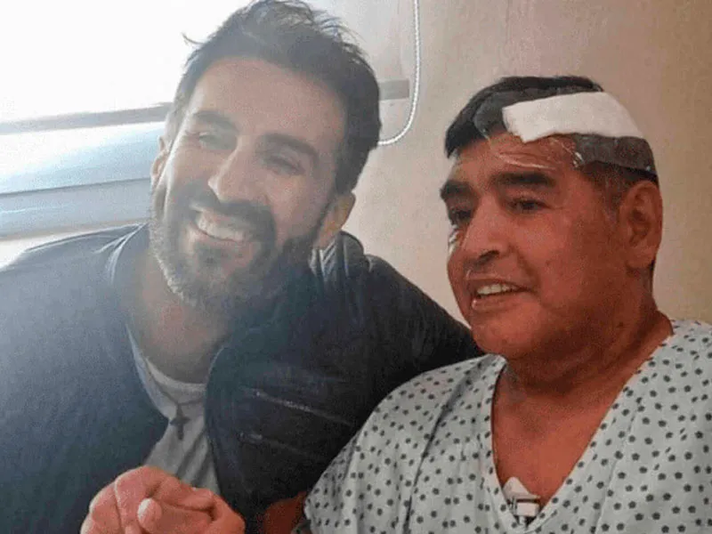 Luque junto a Maradona tras su operación