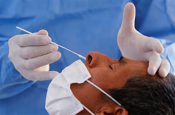 EFE La realización de una prueba para detectar Covid-19