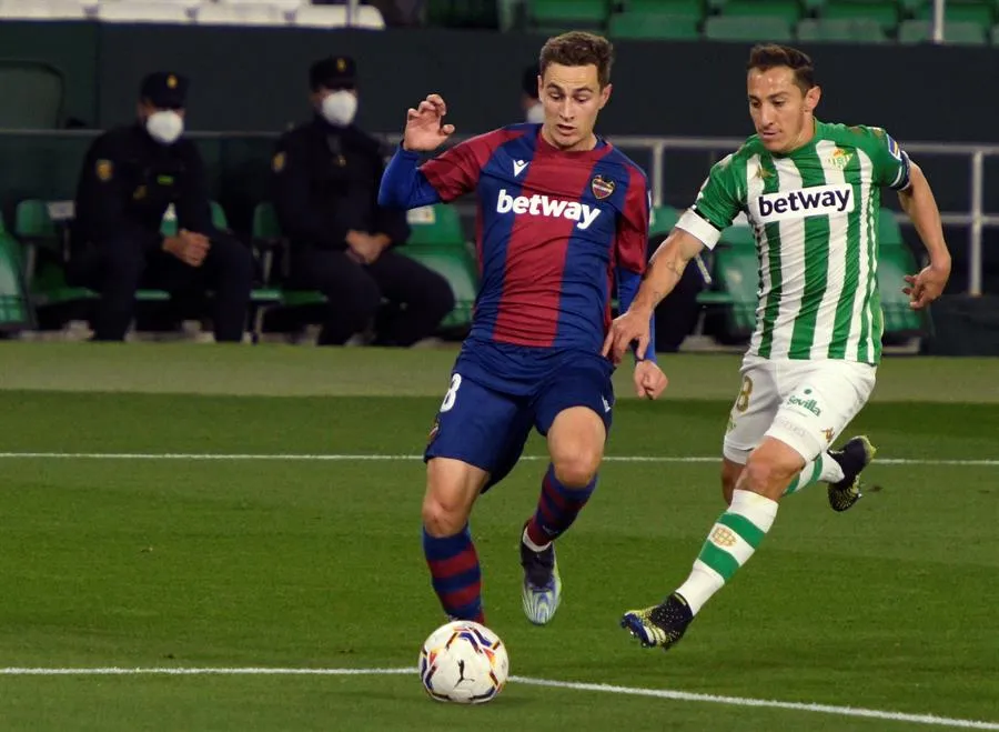 Andrés Guardado durante un partido con el Betis