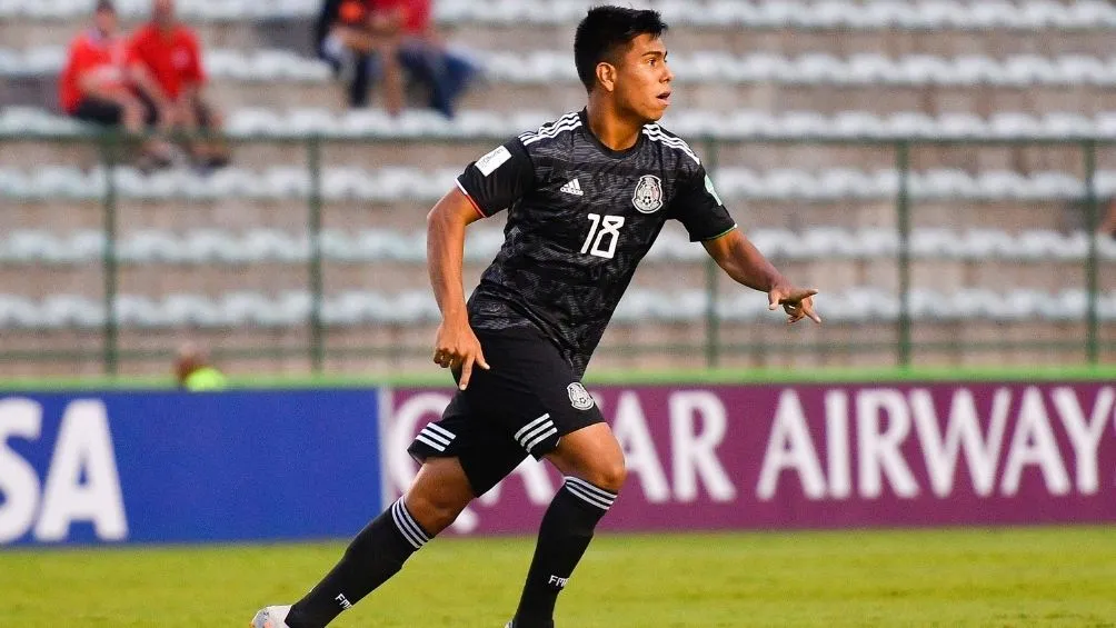 Álvarez en un partido con México