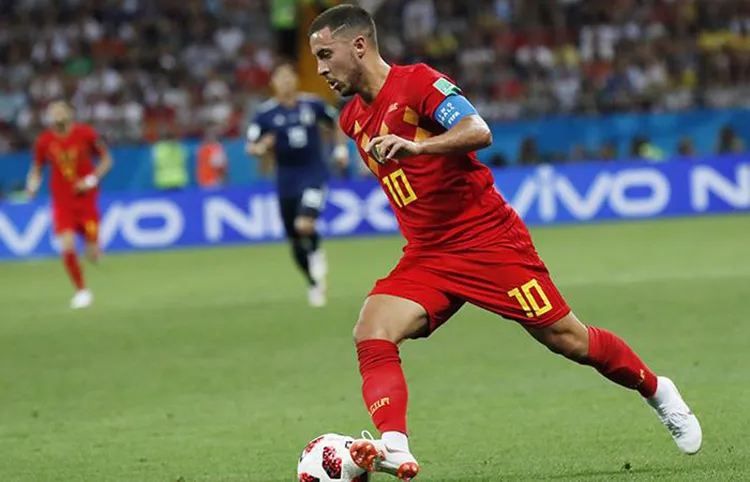Eden Hazard durante un duelo con la selección de Bélgica