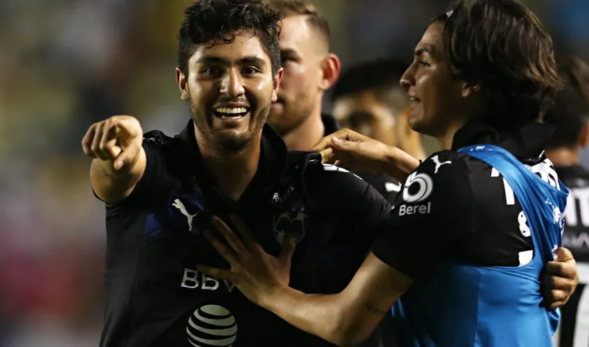 MEXSPORT Jasiel Martínez es felicitado por su anotación