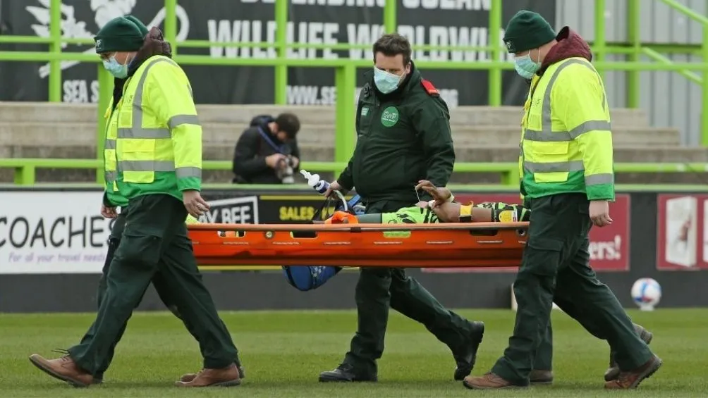 Matt tuvo que abandonar el campo en camilla