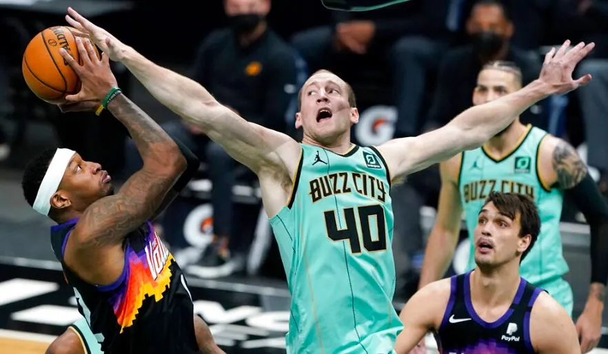 Acciones entre los Suns y los Hornets