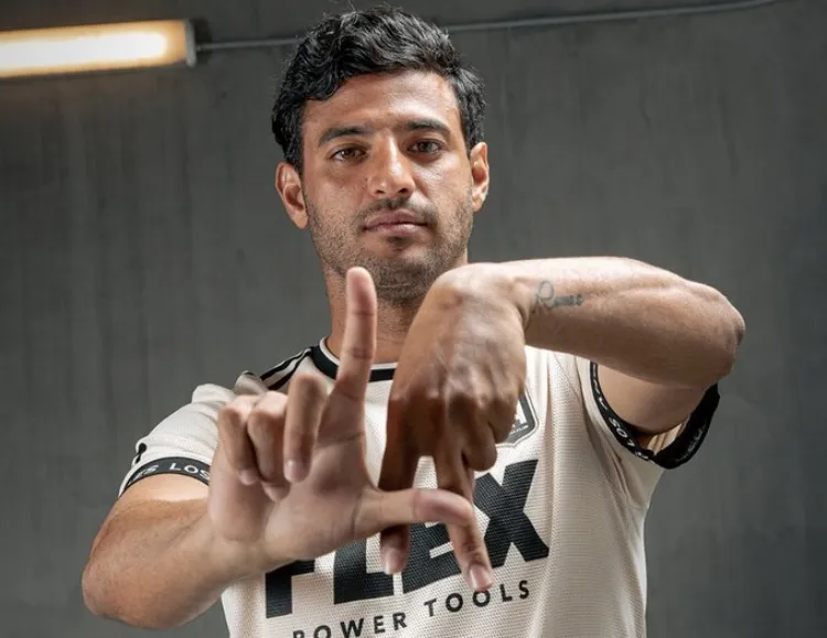 Carlos Vela mostrando la nueva playera del LAFC