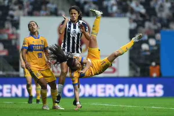 IMAGO7 Rebeca Bernal en acción en el Clásico Regio