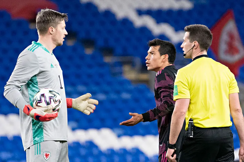 IMAGO7 Chucky Lozano reclama acción a Wayne Hennessey