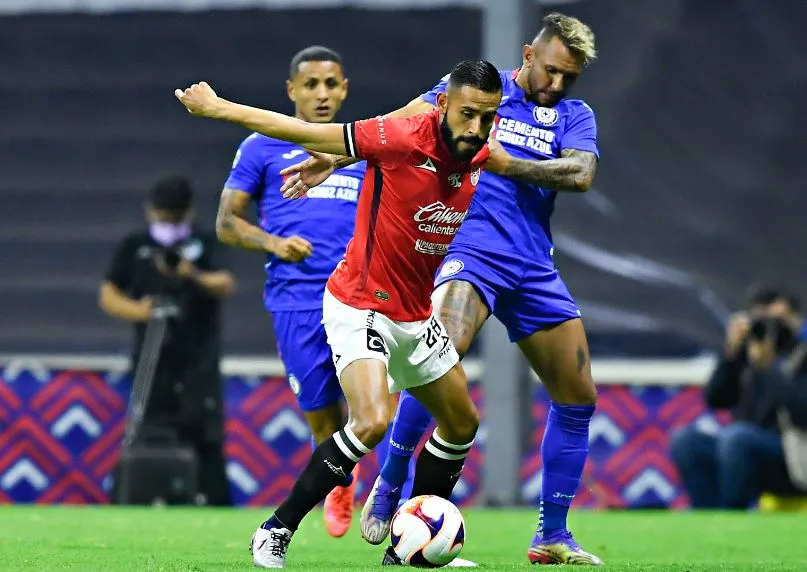 IMAGO7 Walter Montoya, en acción contra el Mazatlán FC