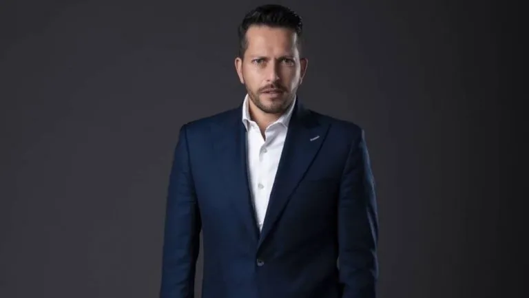 INSTAGRAM @carloslguerrero Warrior en una presentación