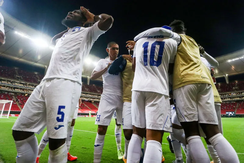 Jugadores hondureños celebran el gol ante el Tri