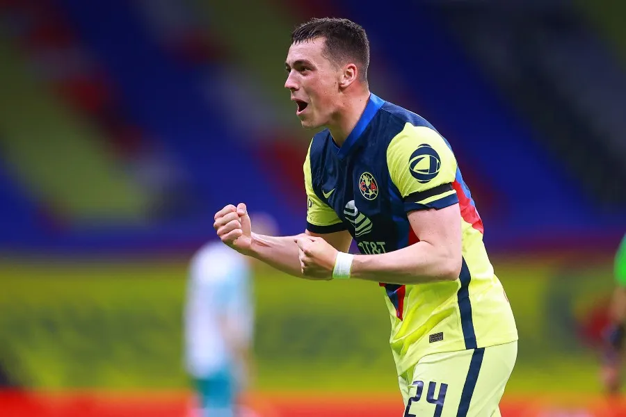 Federico Viñas celebrando un gol con América