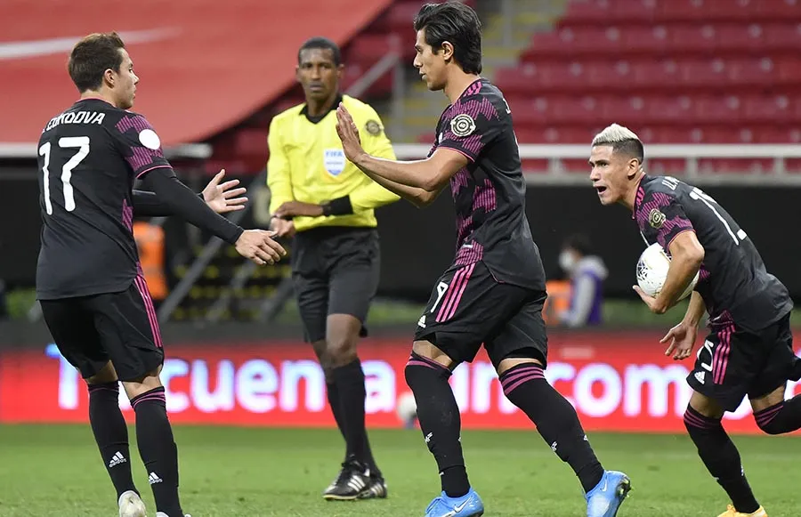 Córdova celebra con JJ Macías