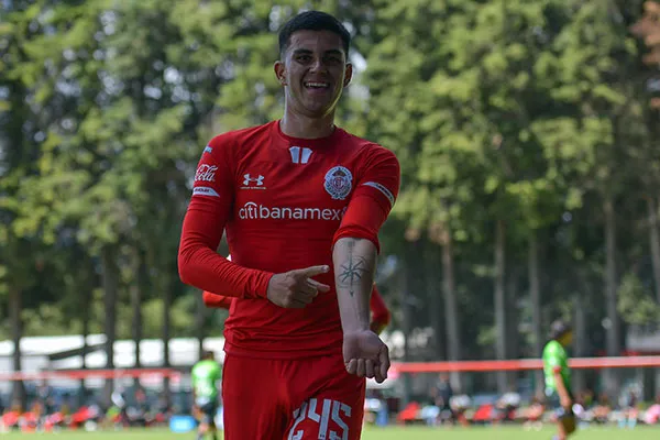 Louis Víctor Estrada Derbez festeja un gol con Toluca