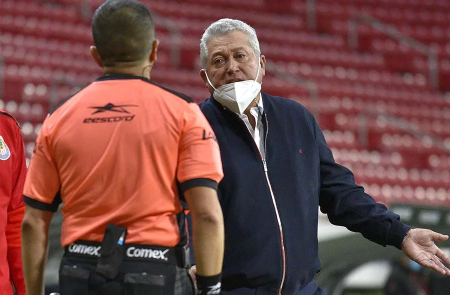 Vuce charlando con el árbitro asistente