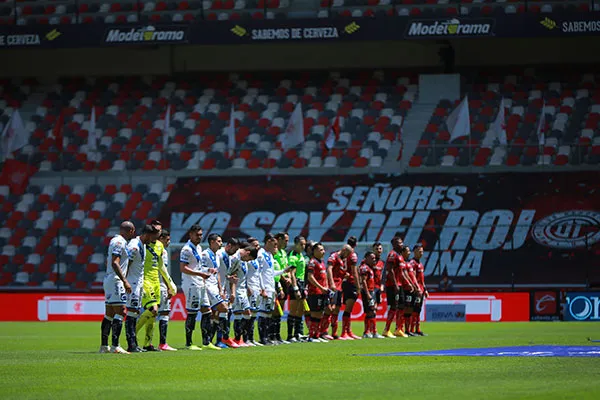 Jugadores de Toluca y Puebla durante un partido