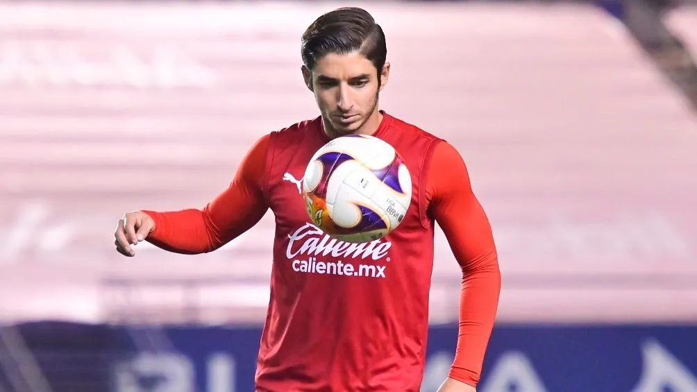 IMAGO7 Brizuela en calentamiento con Chivas