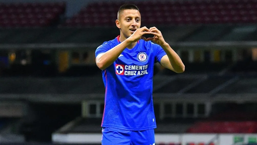 Alvarado en un partido con Cruz Azul