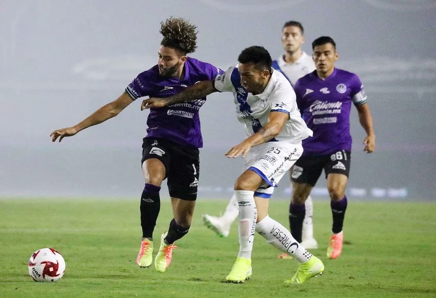 Jugadores del Puebla y Mazatlán disputando el balón