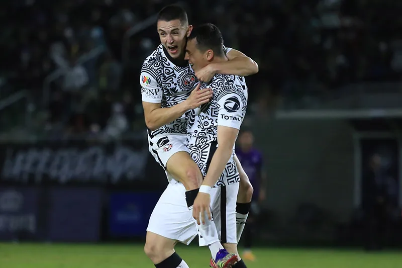 Viñas y Fidalgo festejan un gol ante Mazatlán