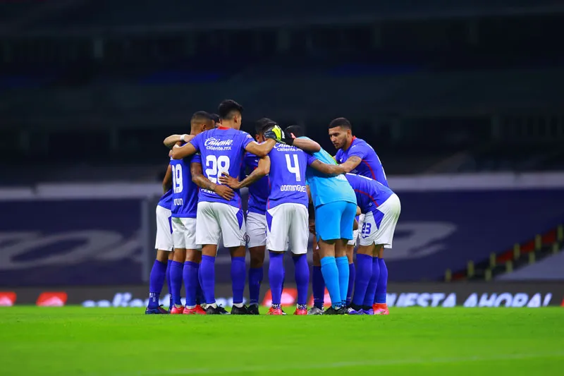 Jugadores de La Máquina se reúnen antes de un partido