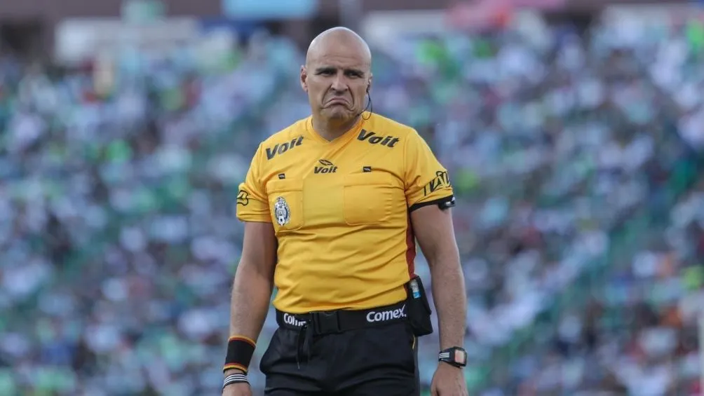 IMAGO7 Chacón durante su etapa como árbitro de la Liga MX