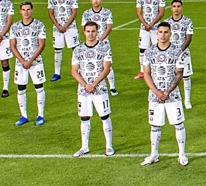 ESPECIAL Córdova en la foto oficial con sandalias