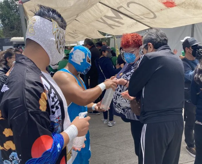 TWITTER @Saul_oCano Luchadores reparten gel antibacterial