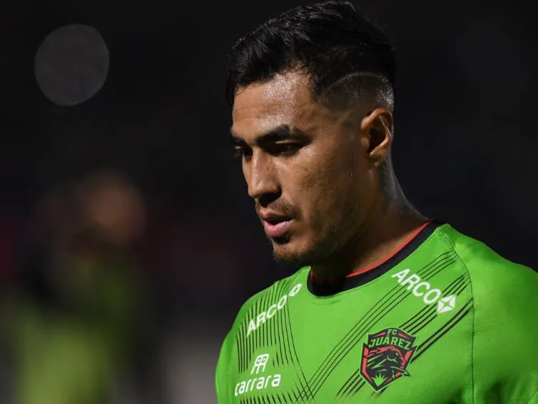 IMAGO7 Jugador de Juárez se lamenta tras una falla