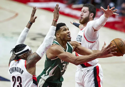 AP Antetokounmpo en acción ante Portland