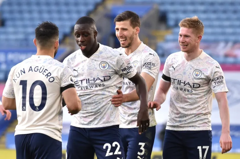 Mendy festejando con sus compañeros su gol