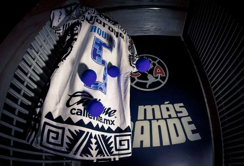 TWITTER:@CLUBAMERICA Playera de Aquino con color azul