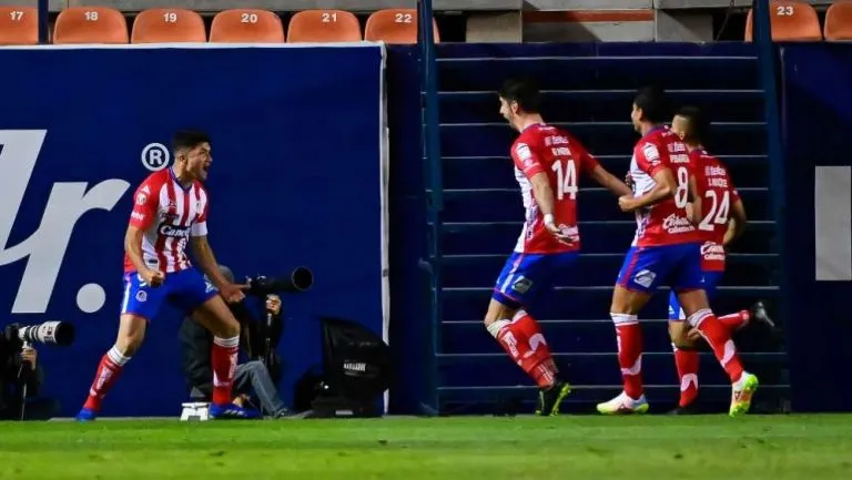 IMAGO7 Jugadores de Atlético de San Luis en festejo