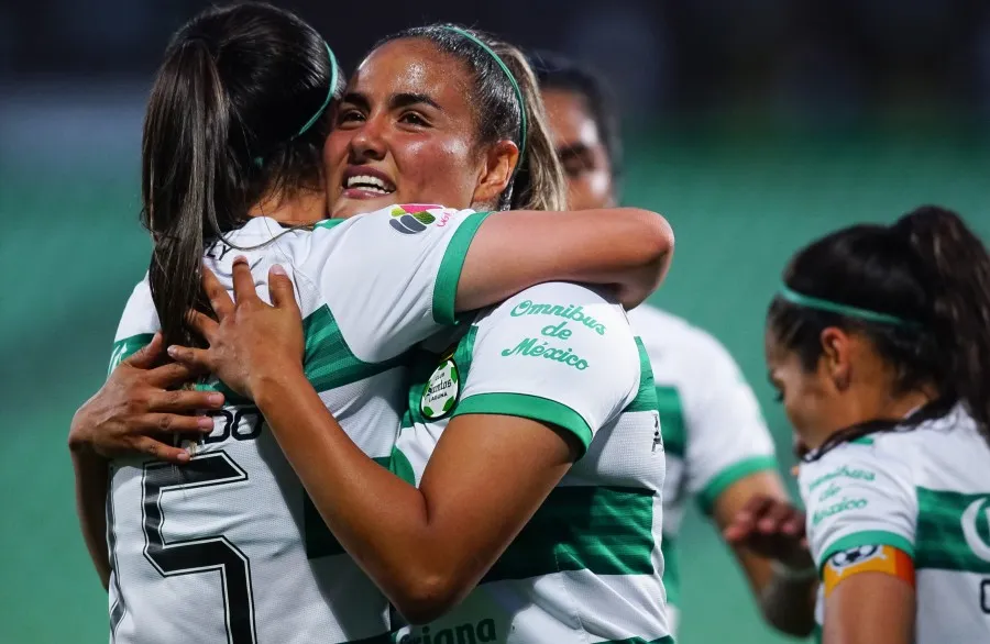 IMAGO7 Alexia Villanueva celebra su anotación ante América