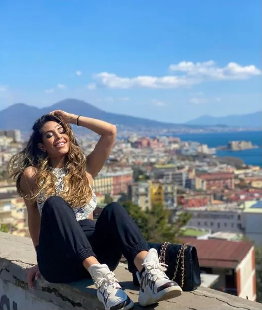 Jacqueline Pinheiro posando en Nápoles