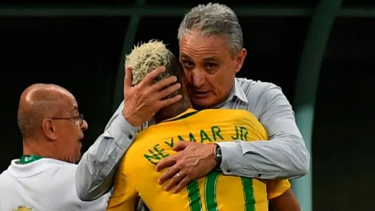 Tite y Neymar durante un partido de Brasil