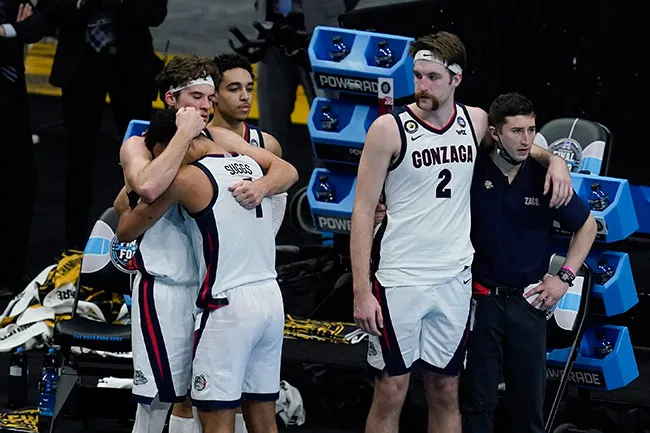 AP Jugadores de Gonzaga se lamentan tras la derrota