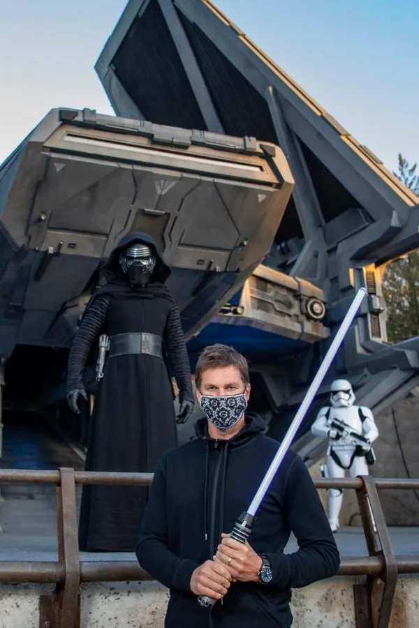 TWITTER @WALTDISNEYWORLD Tom Brady en su visita al Star Wars: Galaxy's Edge