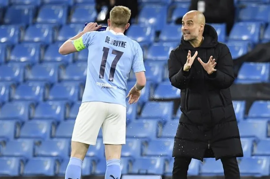 Kevin de Bruyne en charla con Guardiola después de abrir el marcador