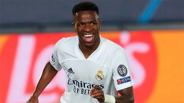 El brasileño en el juego ante Liverpool