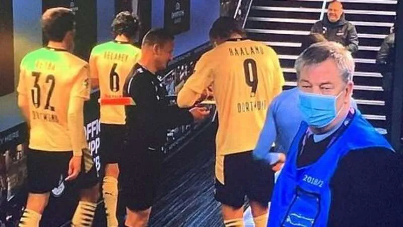 ESPECIAL Árbitro pidiendo autógrafo a Haaland