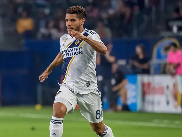 AP Jonathan dos Santos en partido con Galaxy