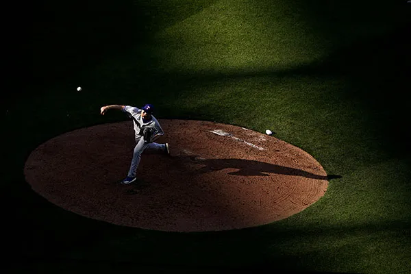 Josh Sborz en la lomita contra Royals