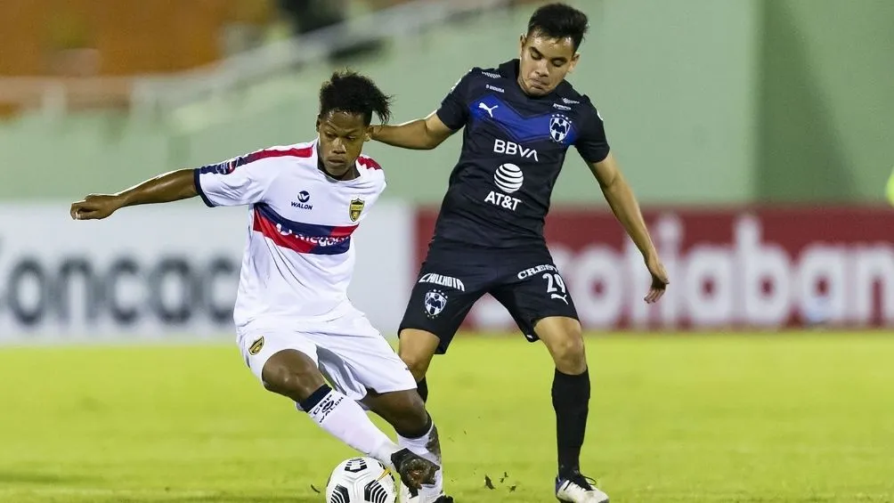 Carlos Rodríguez disputa un balón