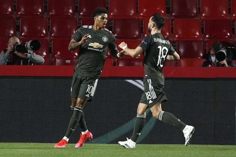 Rashford y Fernandes celebran un gol ante Granada