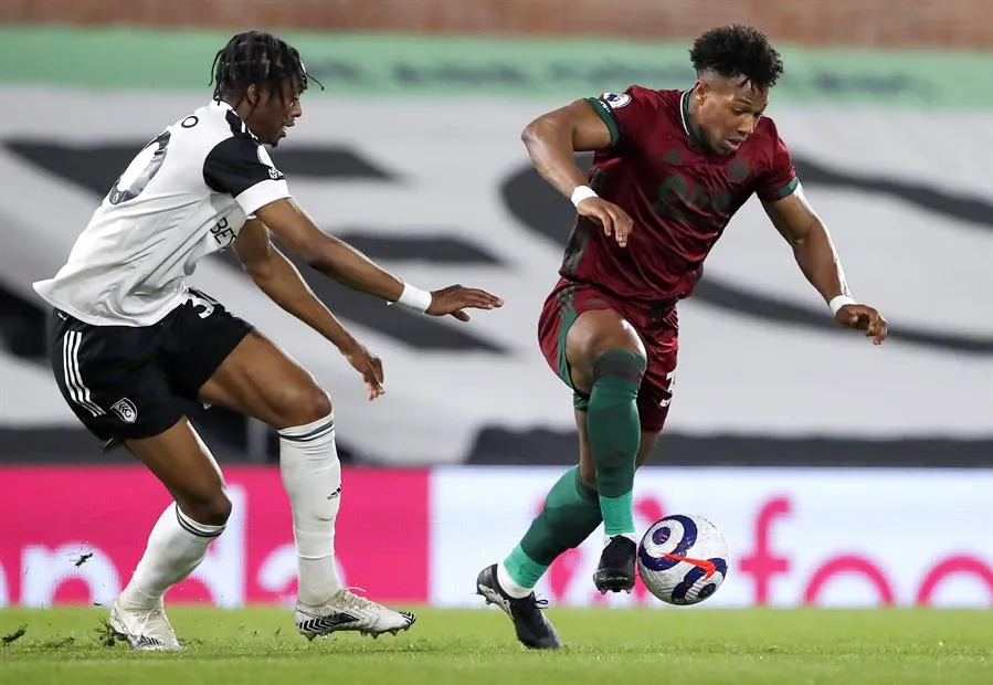 EFE Adama Traoré disputa un balón