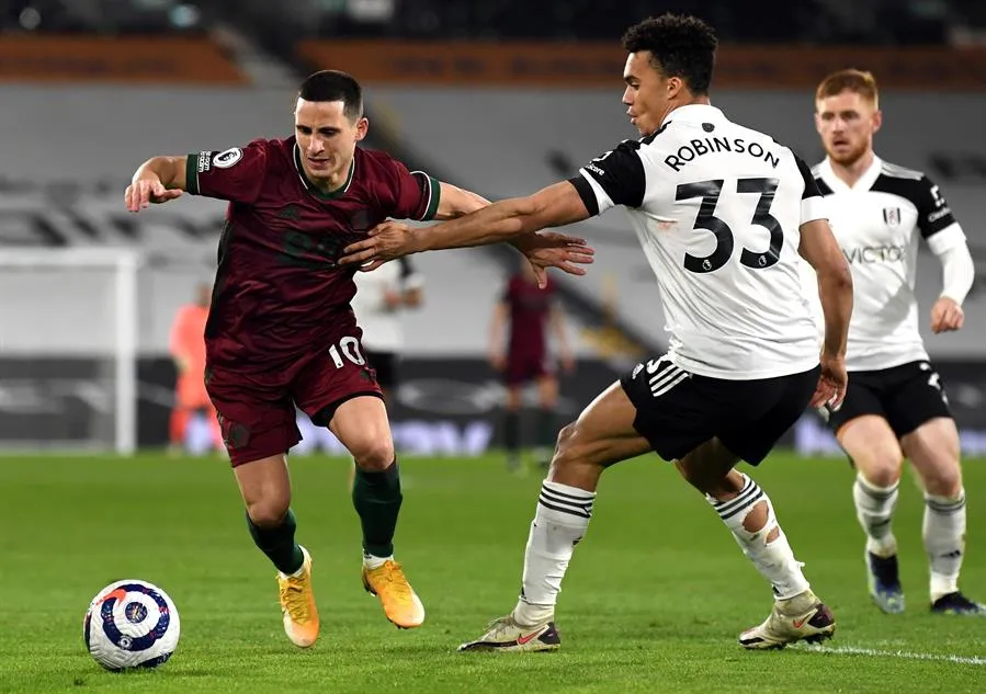 EFE Podence disputa un balón