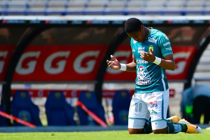 Yairo Moreno en un partido entre León y Pumas